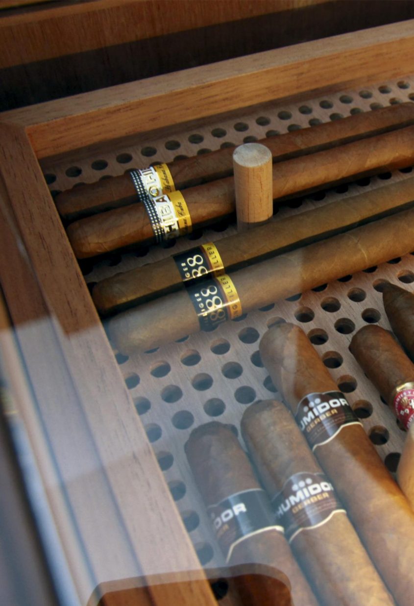 GERBER Humidor Monolith Luxury furniture with an electronic humidifer